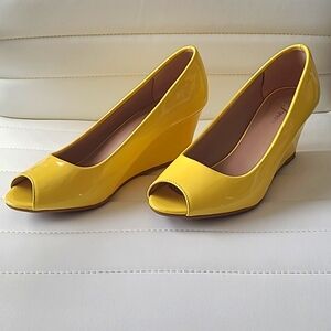 FOREVER BRIGHT SUNNY PATENT LEATHER YELLOW WEDGE PUMPS SIZE 8 1/2. NEVER WORN